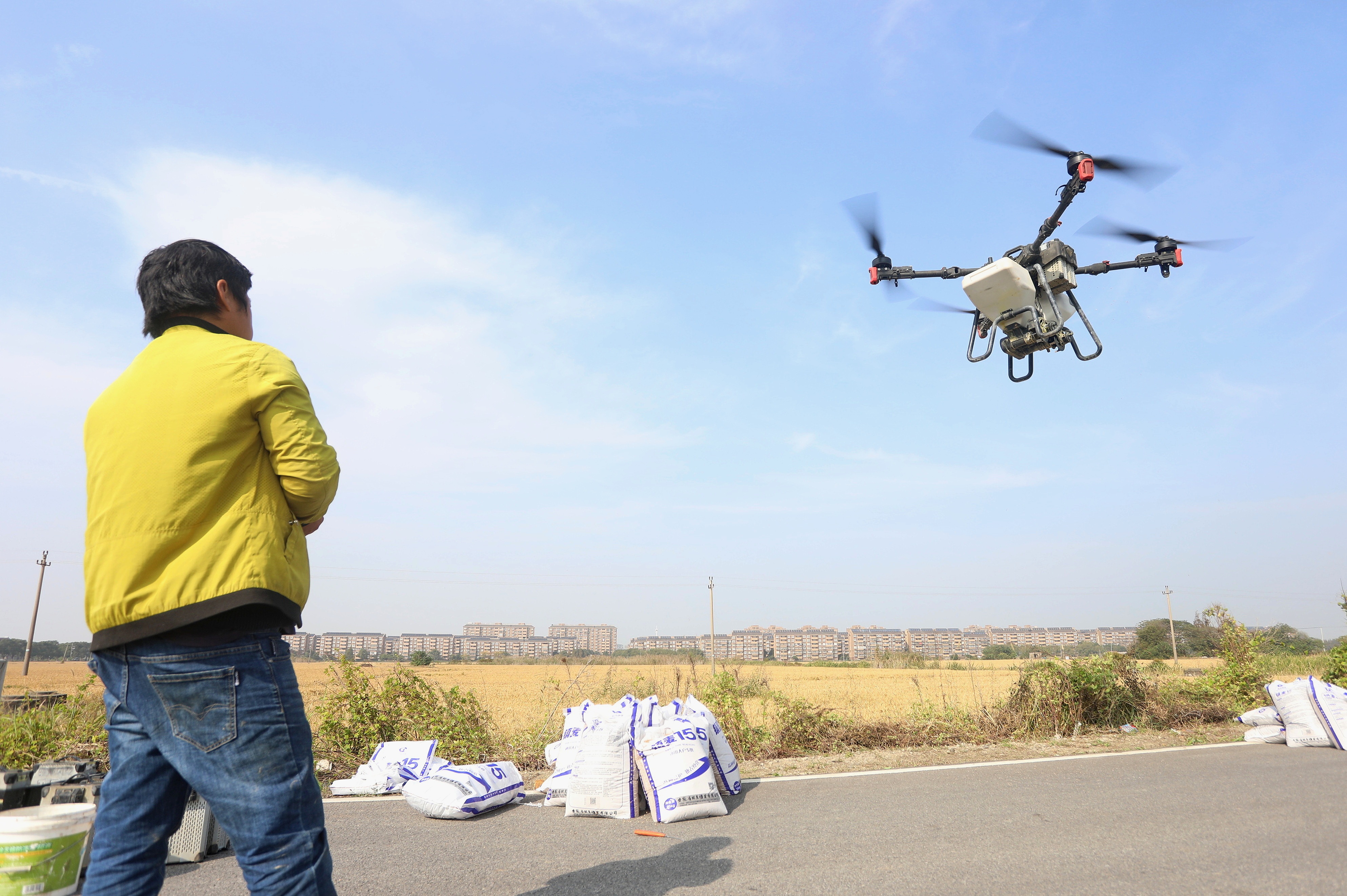 2023年11月15日，浙江嘉興，南湖區(qū)七星街道一處農(nóng)田里，農(nóng)民操縱無人機(jī)進(jìn)行冬小麥飛播。