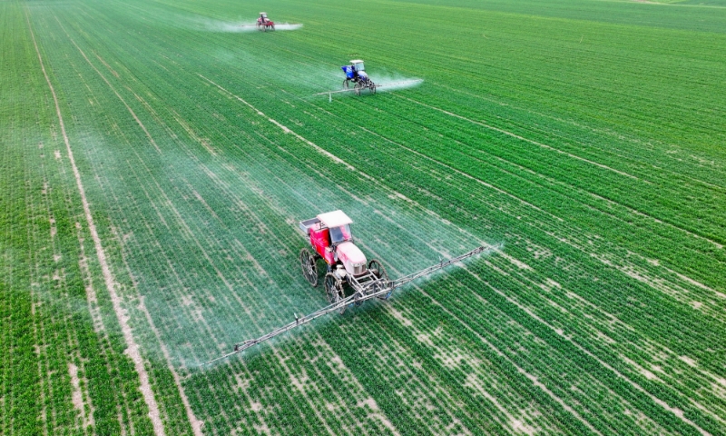 2024年2月18日，安徽省亳州市，利辛縣紀(jì)王場(chǎng)鄉(xiāng)孫老家村麥田，農(nóng)民駕駛自走式高桿噴霧機(jī)對(duì)小麥進(jìn)行噴藥作業(yè)。